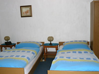 Eines der Schlafzimmer mit zwei Einzelbetten